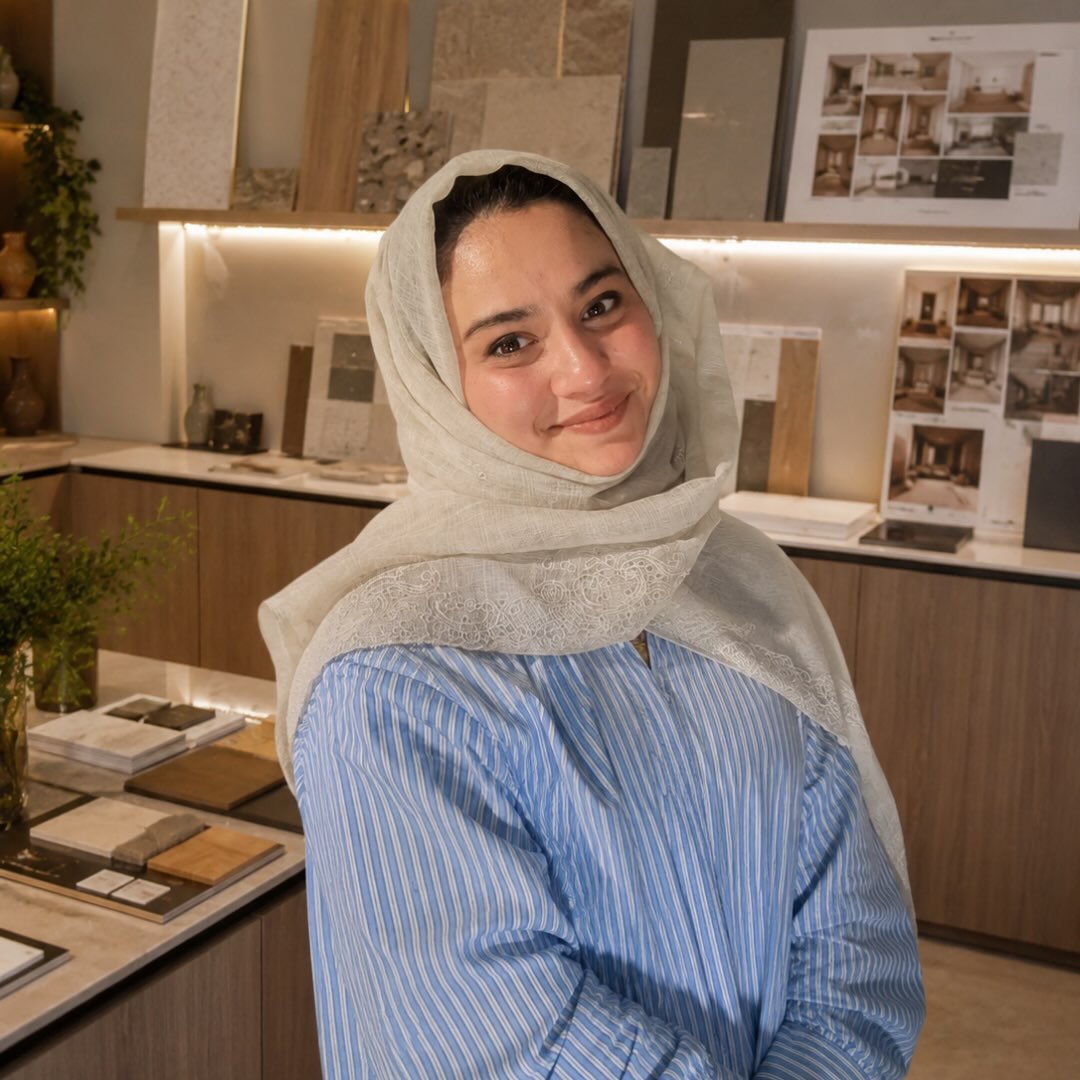 Fatma Arfah Roshan in the GRID studio, in front of stone and joinery samples